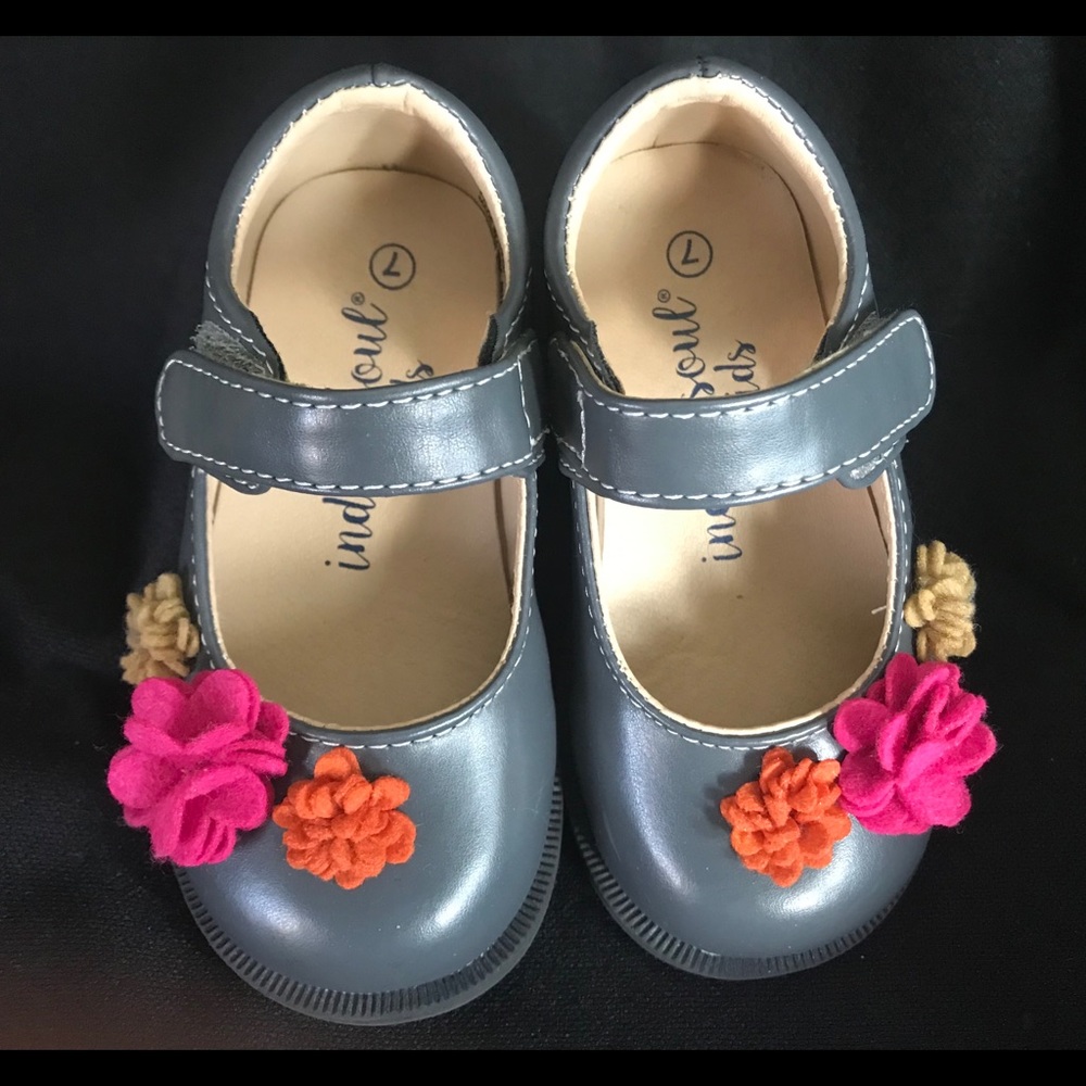 Indigo Soul Toddler Size 7 Grey Gray w Flowers